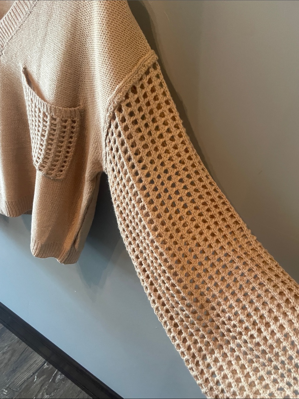 BiBi‎ Beige V-Neck Openwork Sleeve Pocket Sweater Size Medium - Picture 4 of 9